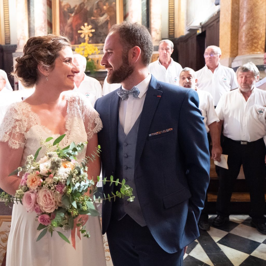 COUPLE ET BOUQUET DANS L'EGLISE