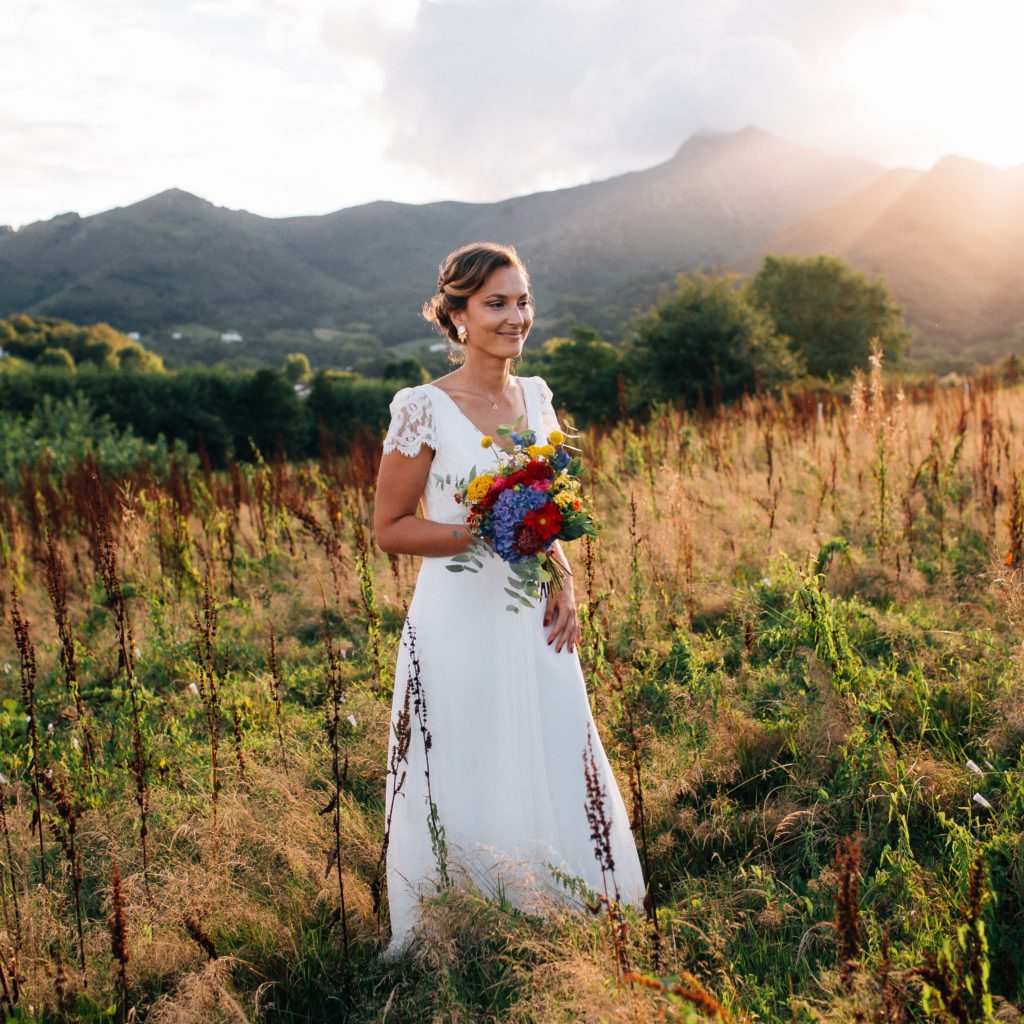 MARIEE DANS LES CHAMPS ET SON BOUQUET