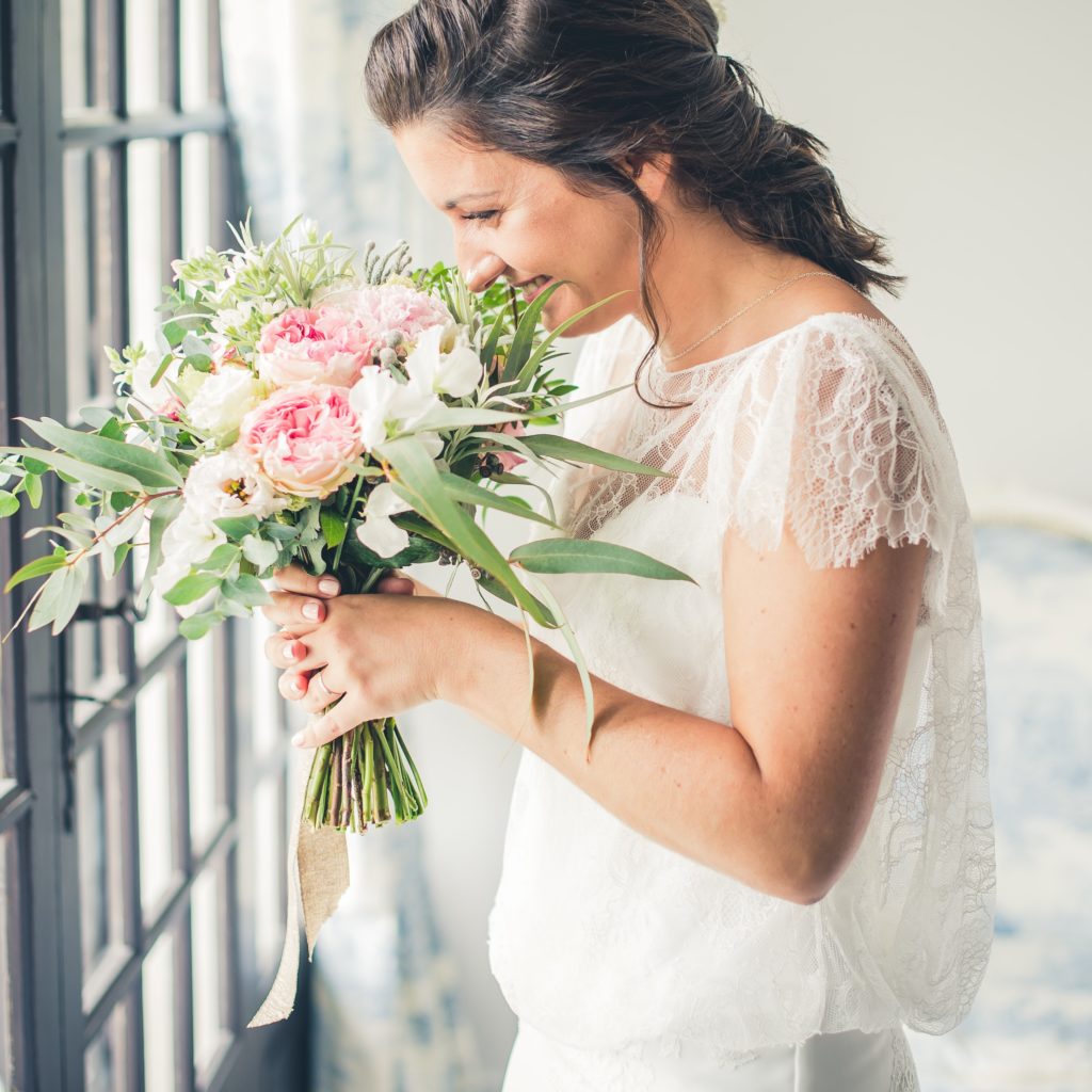 MARIEE QUI SENT SON BOUQUET DE FLEURS