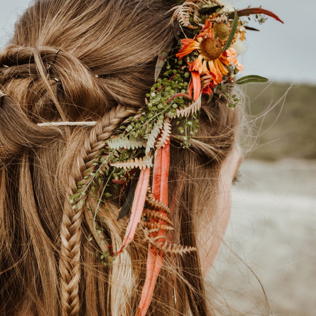 COIFFURE ET COURRONNE DE FLEURS
