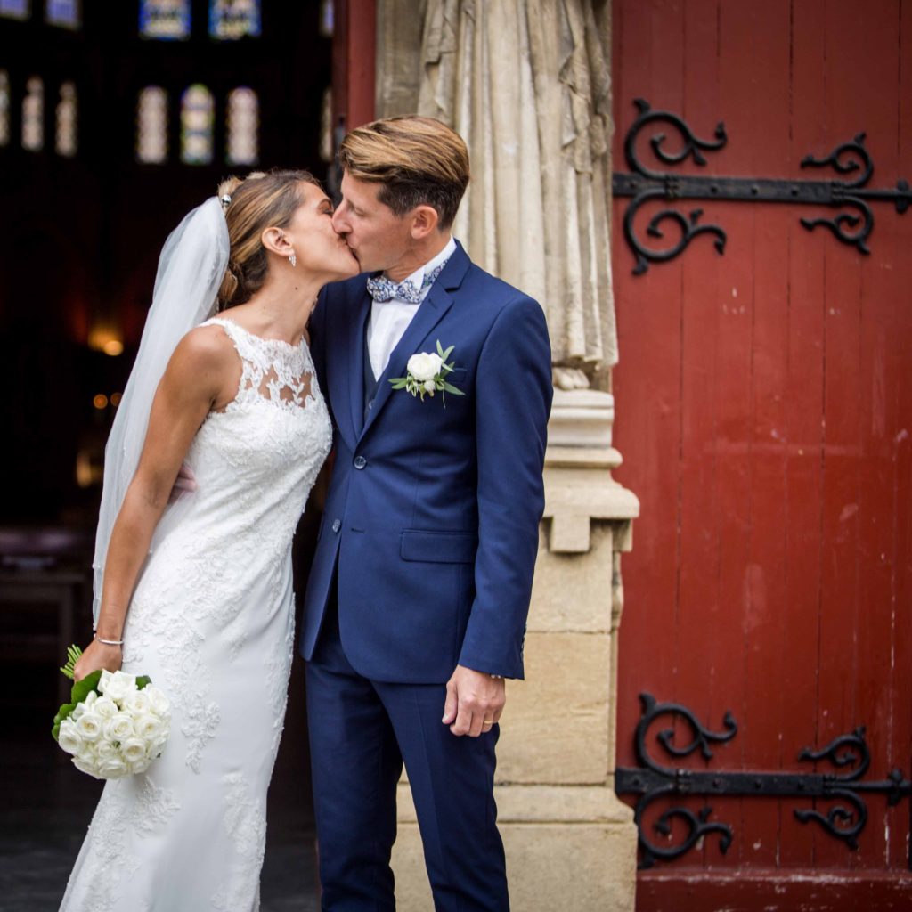 COUPLE DEVANT L'EGLISE